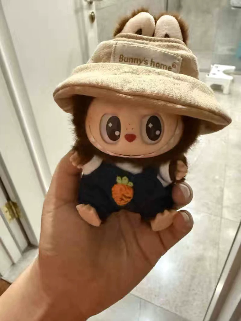 Adorable Carrot Outfit for 15-17cm Labubu Doll – Cozy Hat & Playful Denim Overalls - Image 4