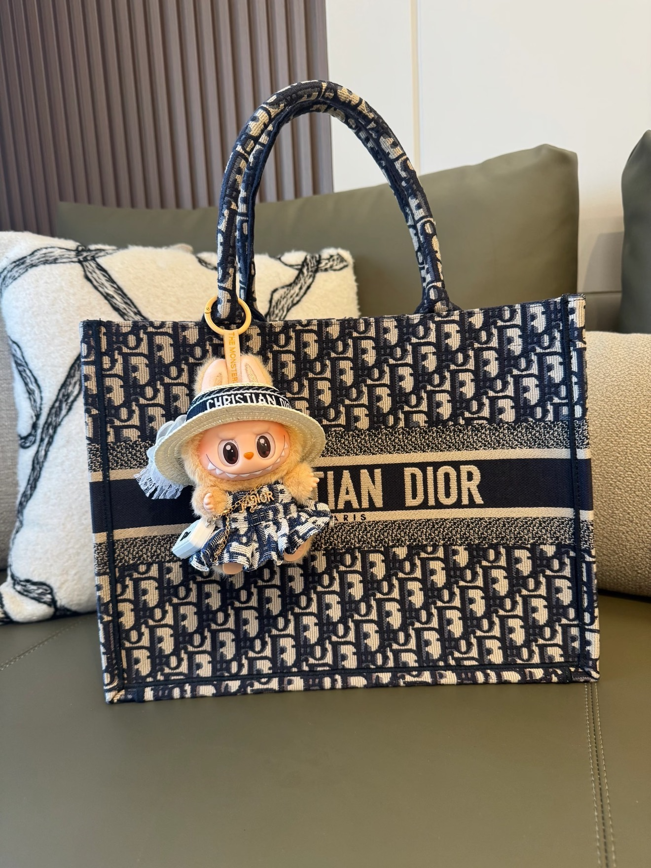 Luxury Dior-Inspired LABUBU Doll Outfit Set – Hat, Bag & Dress for 1st & 2nd Gen Dolls - Image 2