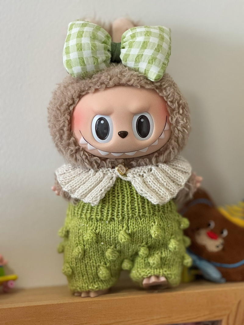 Premium LABUBU Knit Outfit – Cozy Sweater, Scarf & Gingham Bows for 17cm Figure - Image 1