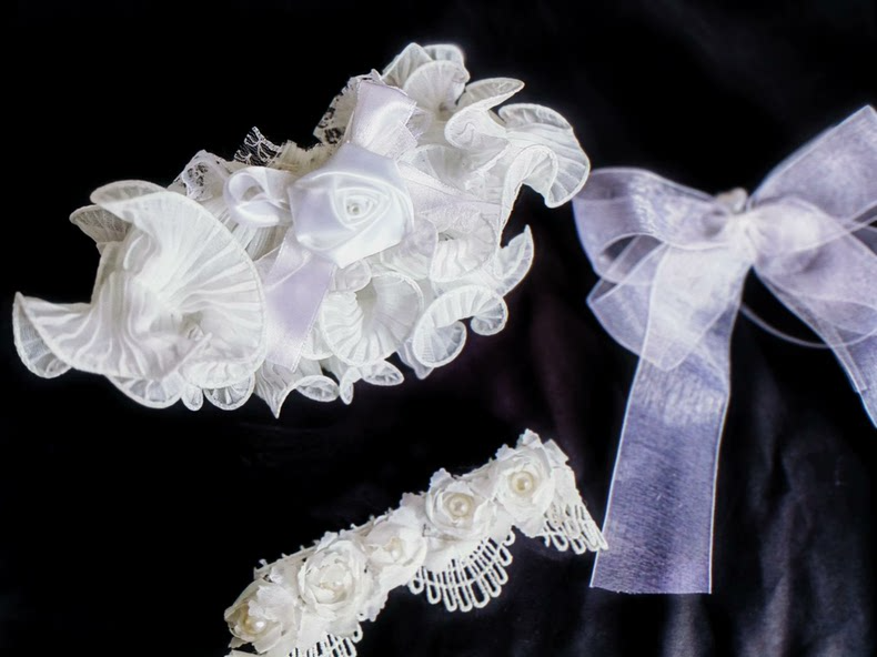 Elegant White Rose LABUBU Bridal Outfit – Delicate Lace & Satin Doll Dress - Image 7