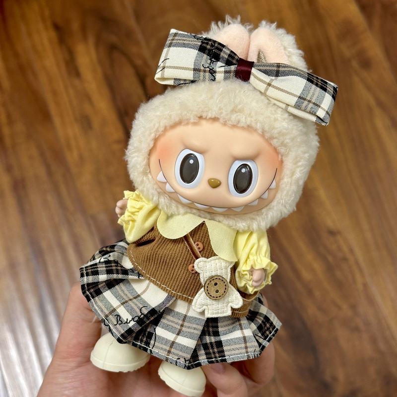 Charming British College Labubu Doll Outfit – 4-Piece Set with Bow, Top, Skirt & Bear Bag - Image 4