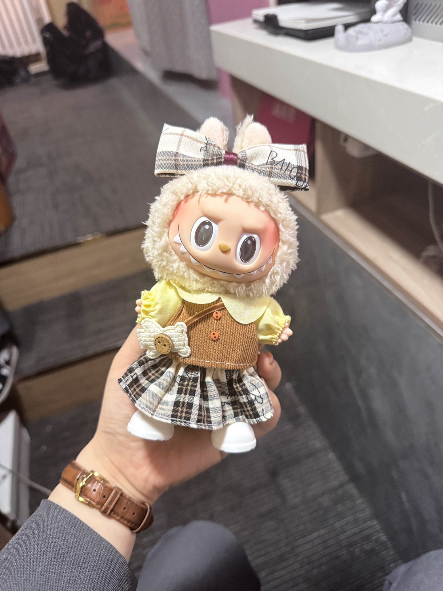 Charming British College Labubu Doll Outfit – 4-Piece Set with Bow, Top, Skirt & Bear Bag - Image 5
