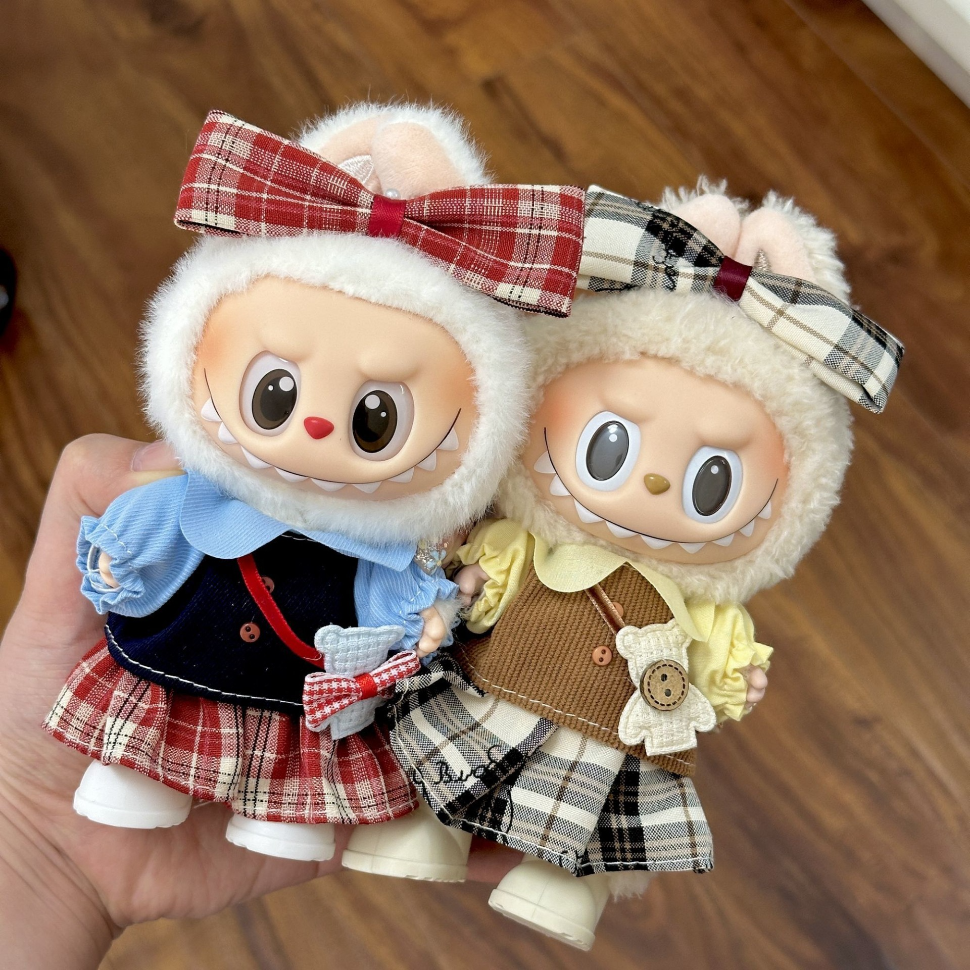 Charming British College Labubu Doll Outfit – 4-Piece Set with Bow, Top, Skirt & Bear Bag - Image 8