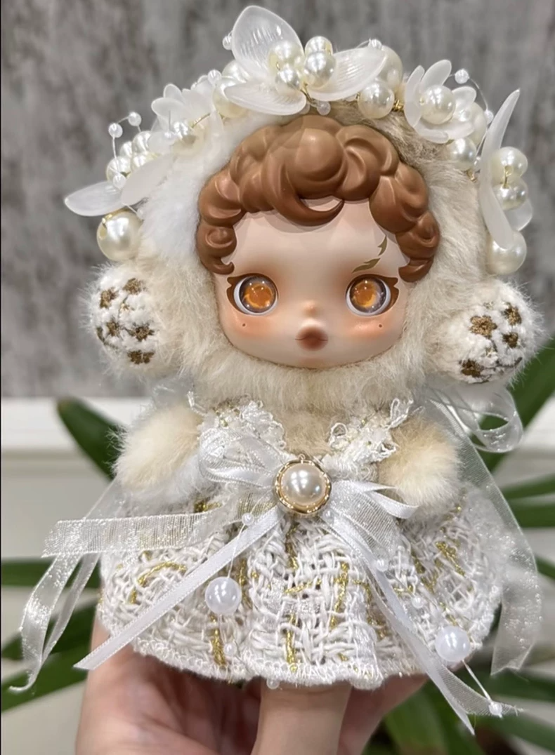 Luxe Skullpanda Doll Outfit: Lace, Fur & Pearls in Elegant White & Gold - Image 1