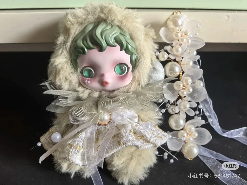 Luxe Skullpanda Doll Outfit: Lace, Fur & Pearls in Elegant White & Gold - Image 2