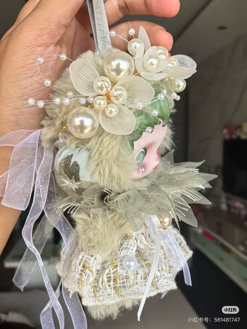 Luxe Skullpanda Doll Outfit: Lace, Fur & Pearls in Elegant White & Gold - Image 4