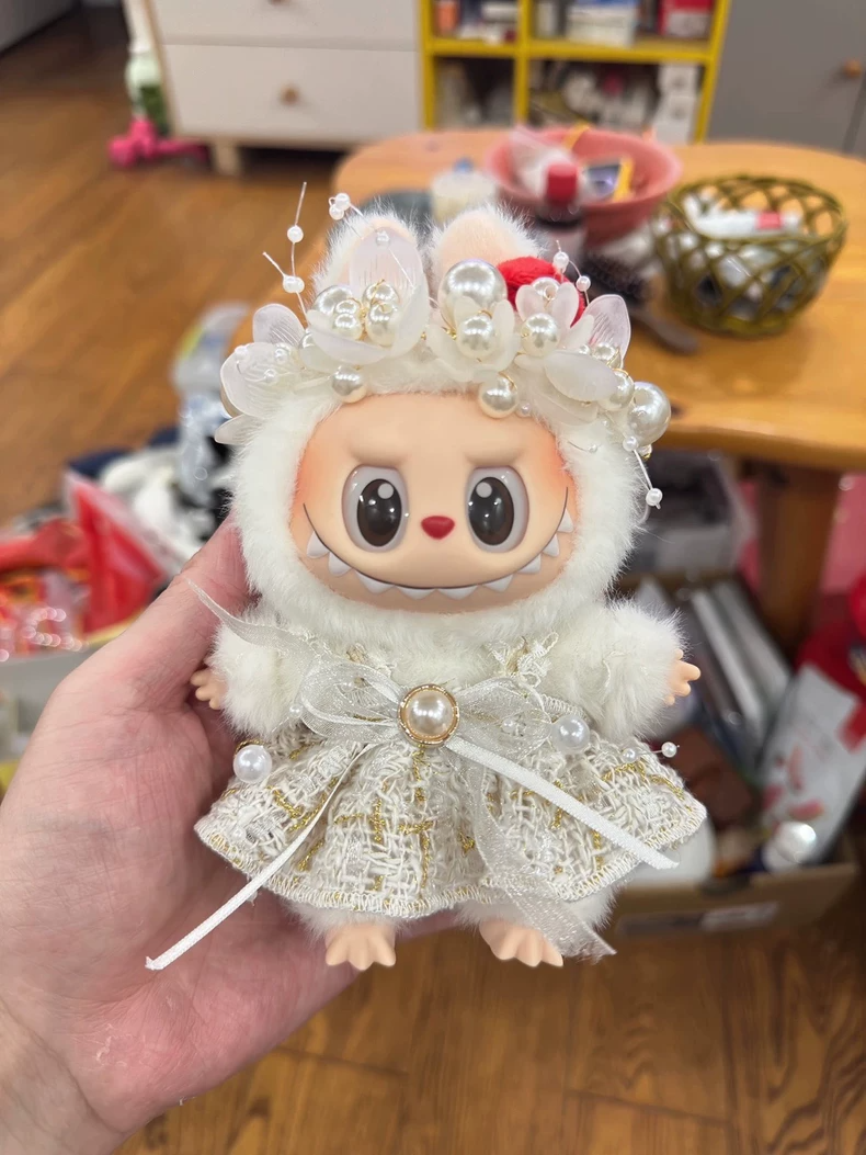 Luxe Skullpanda Doll Outfit: Lace, Fur & Pearls in Elegant White & Gold - Image 6