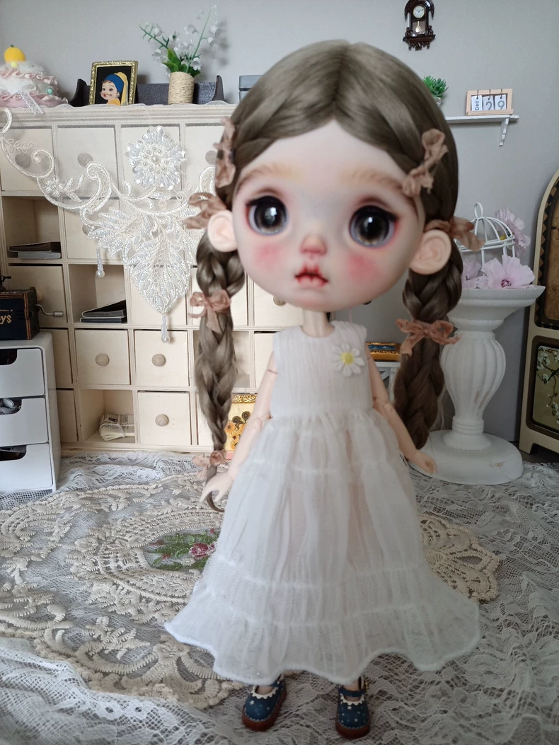 Elegant White Floral BLYTHE Doll Dress with Ruffles & Blue Shoes – Premium Quality for Dynamic Posing - Image 2
