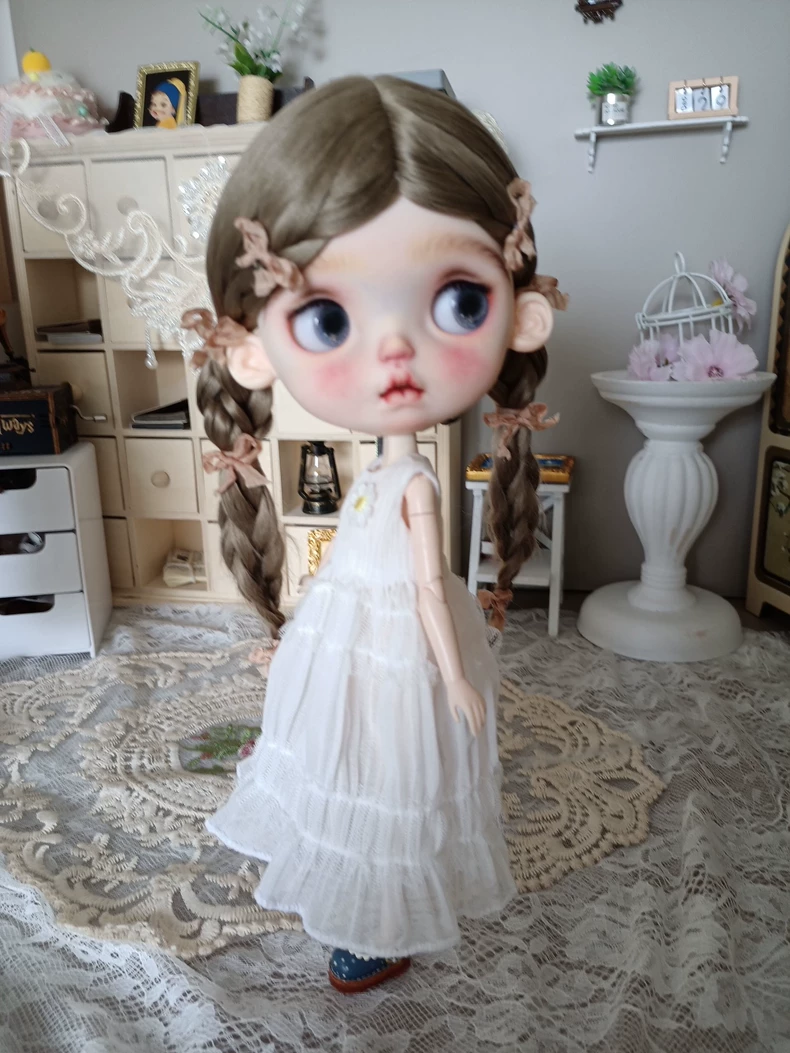 Elegant White Floral BLYTHE Doll Dress with Ruffles & Blue Shoes – Premium Quality for Dynamic Posing - Image 3