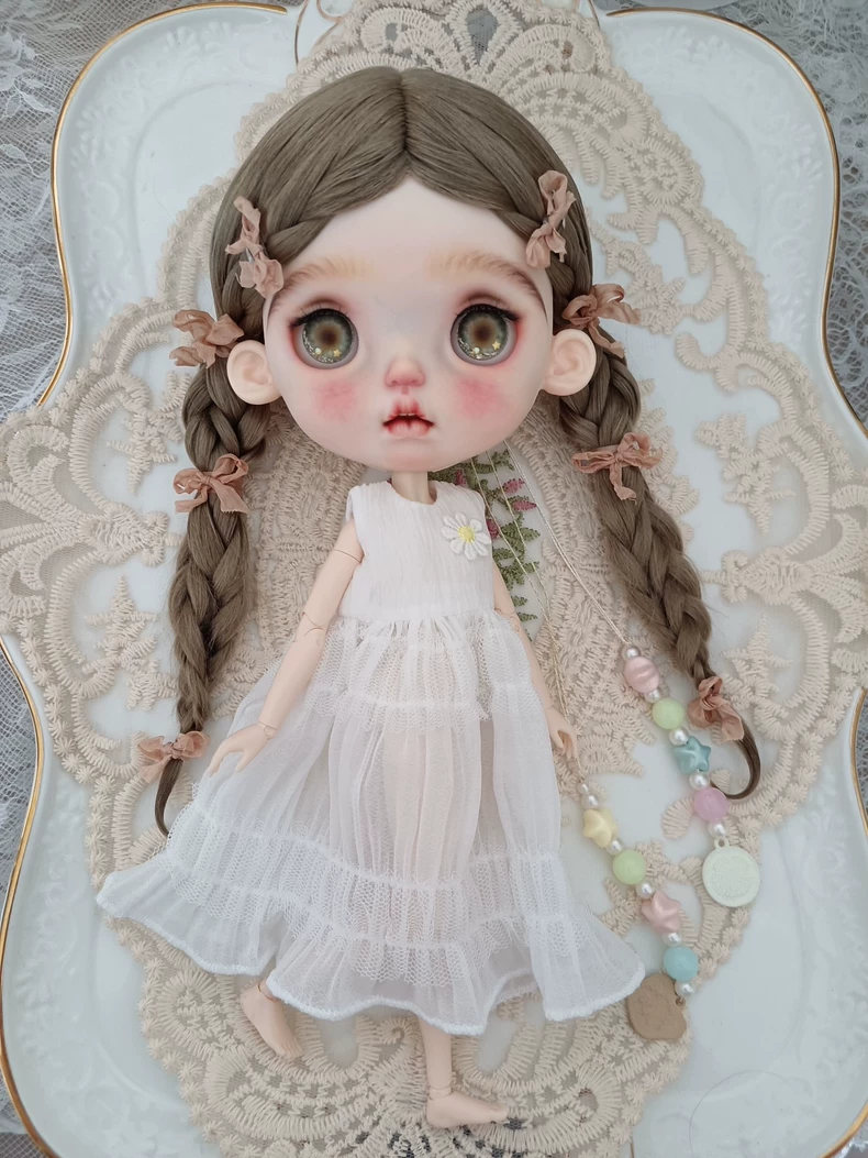 Elegant White Floral BLYTHE Doll Dress with Ruffles & Blue Shoes – Premium Quality for Dynamic Posing - Image 4