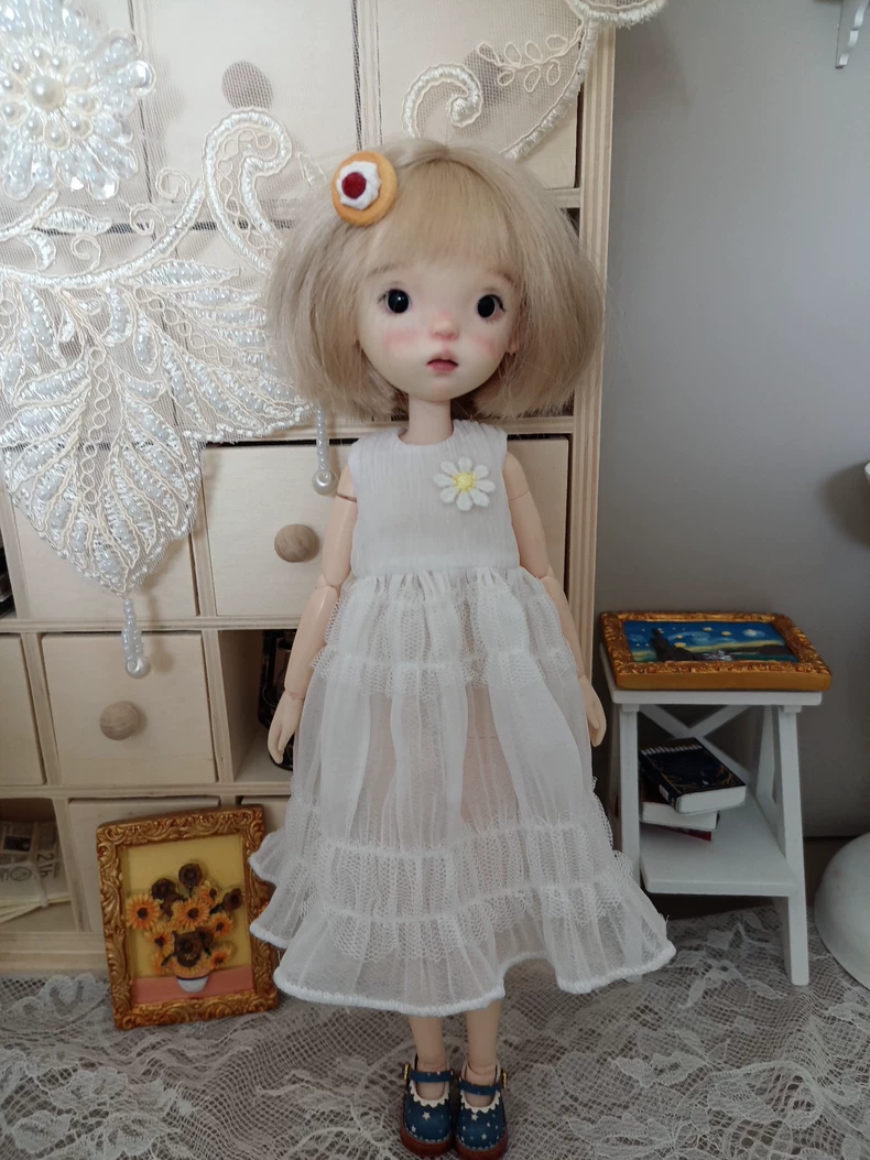 Elegant White Floral BLYTHE Doll Dress with Ruffles & Blue Shoes – Premium Quality for Dynamic Posing - Image 5