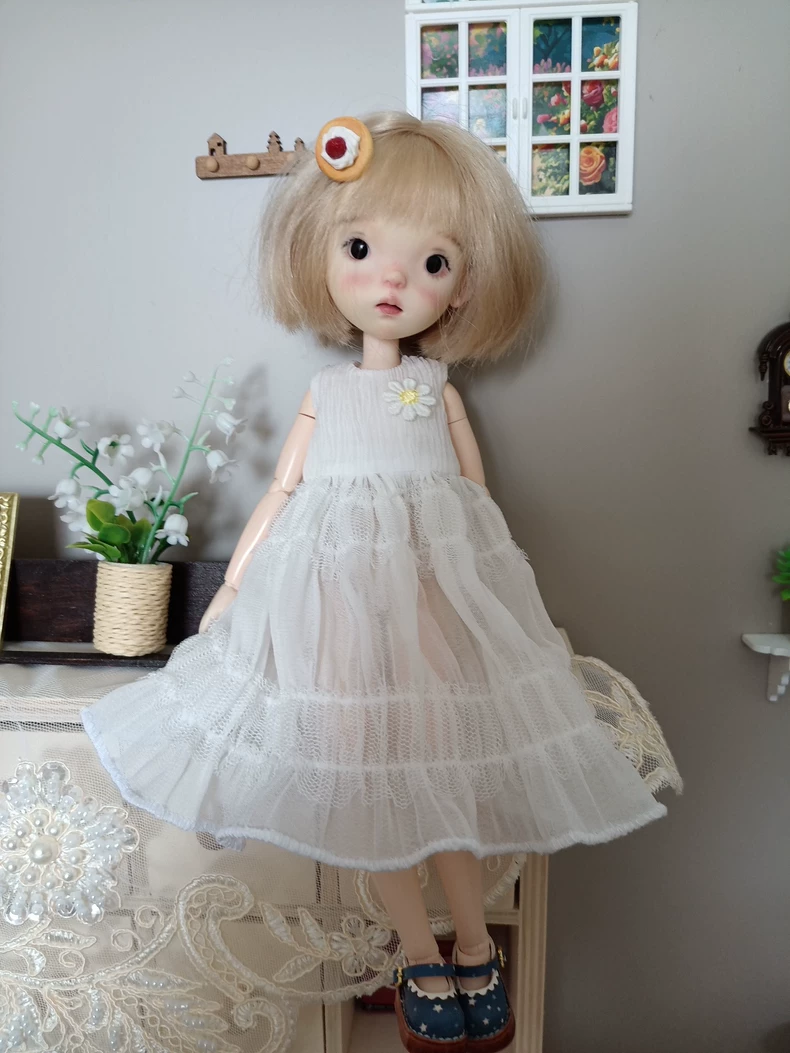 Elegant White Floral BLYTHE Doll Dress with Ruffles & Blue Shoes – Premium Quality for Dynamic Posing - Image 6