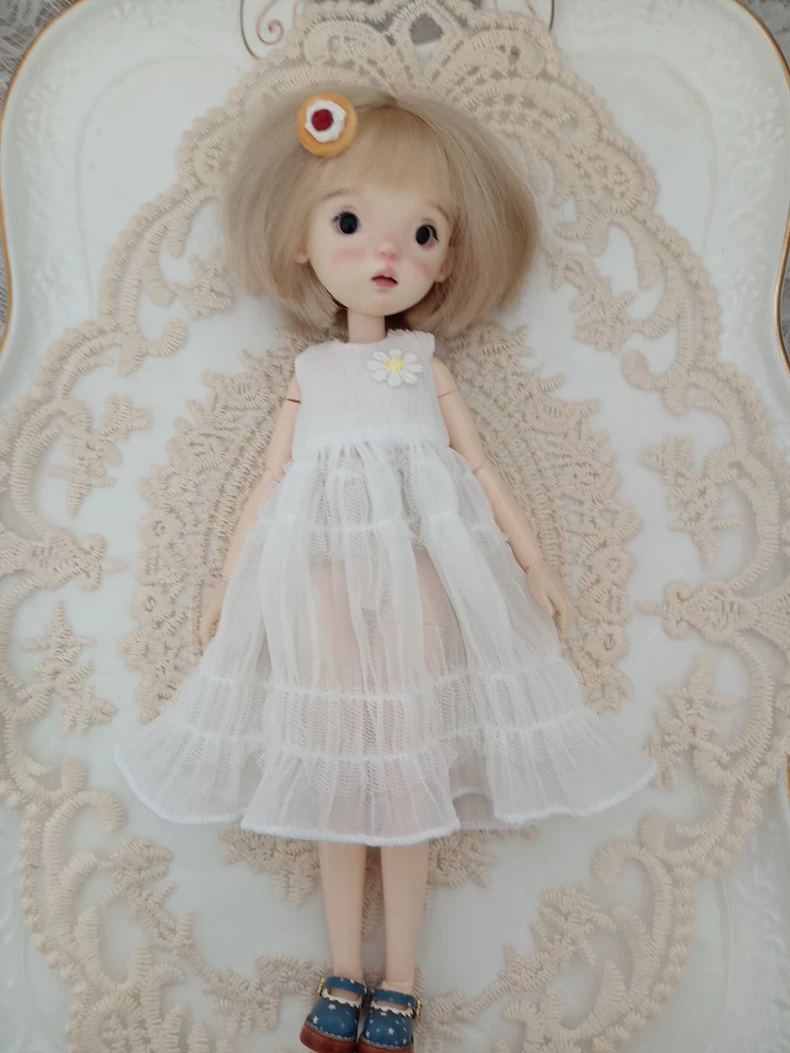 Elegant White Floral BLYTHE Doll Dress with Ruffles & Blue Shoes – Premium Quality for Dynamic Posing - Image 8