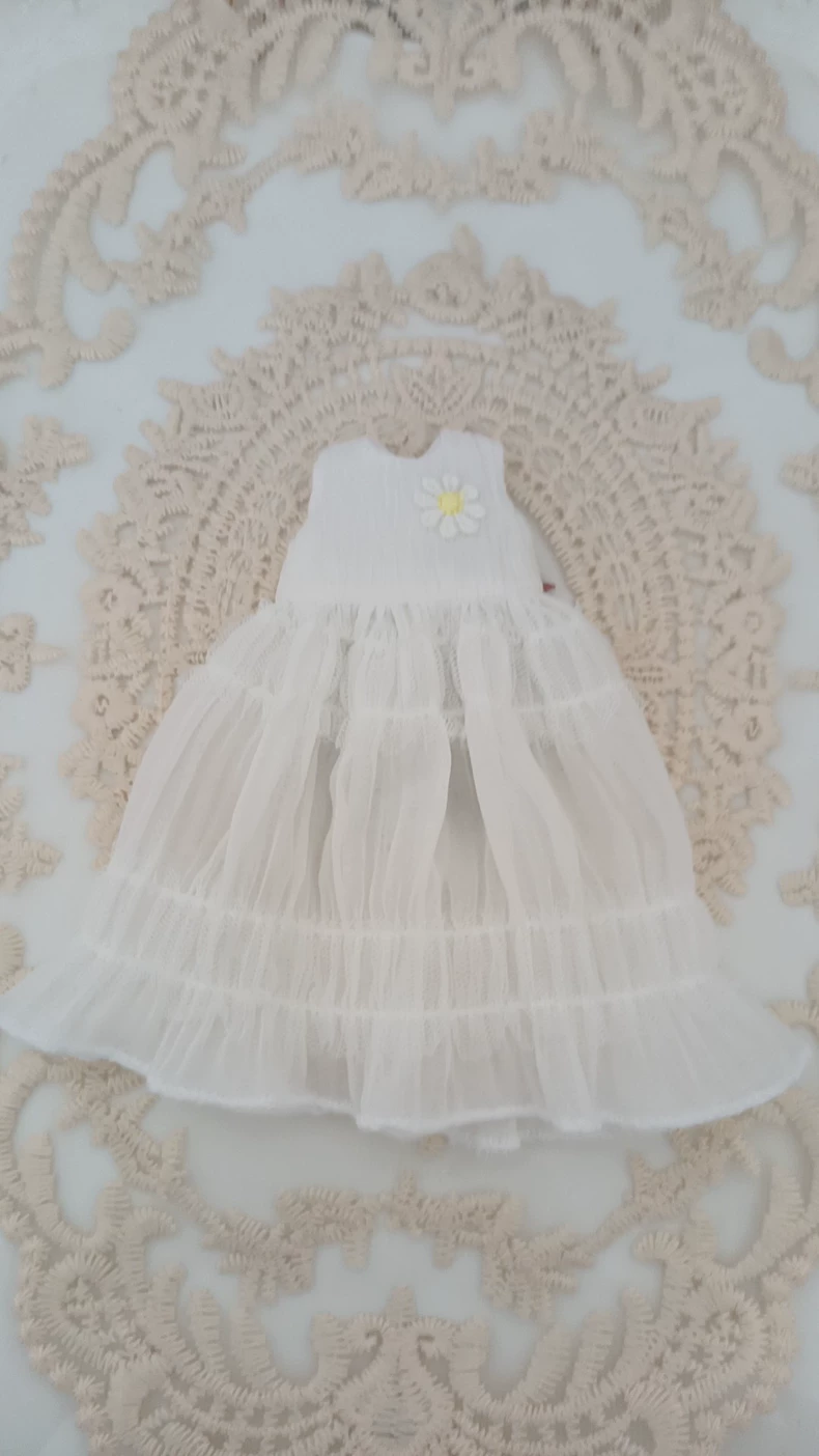 Elegant White Floral BLYTHE Doll Dress with Ruffles & Blue Shoes – Premium Quality for Dynamic Posing - Image 9