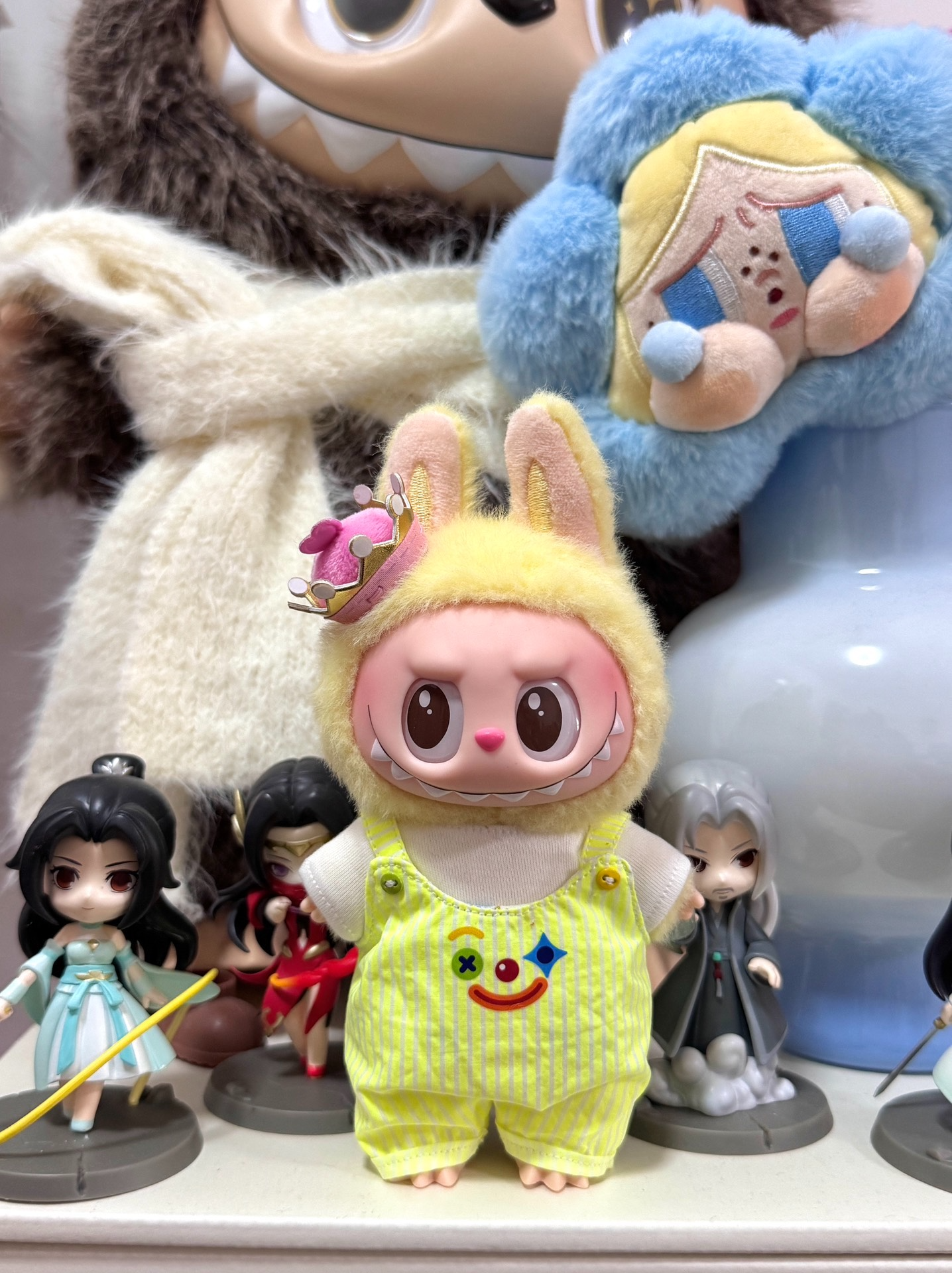 Vibrant Labubu Outfit: Fluorescent Green Overalls & White Tee for 17cm Dolls - Image 1