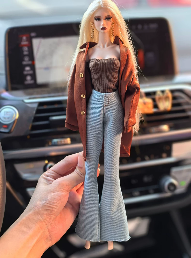Chic Hong Kong-Inspired BJD 1/6 Outfit: Silk Blouse, Denim Flares & Accessories for Barbie & More – Limited Edition! - Image 2