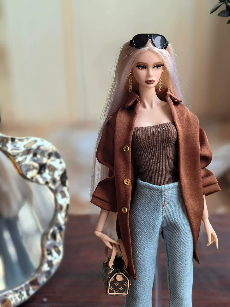 Chic Hong Kong-Inspired BJD 1/6 Outfit: Silk Blouse, Denim Flares & Accessories for Barbie & More – Limited Edition! - Image 3