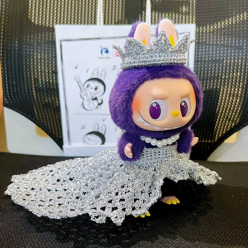 Royal LABUBU Outfit: Elegant Silver Dress & Crown for 17cm Figure – Play & Display! - Image 4