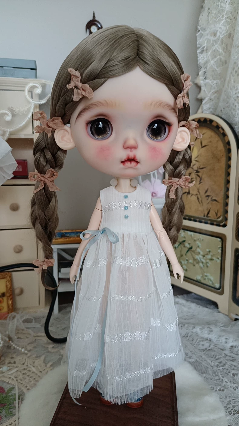 Elegant White Lace Blythe Doll Dress with Bow – Timeless & Playful Outfit for Collectors - Image 1