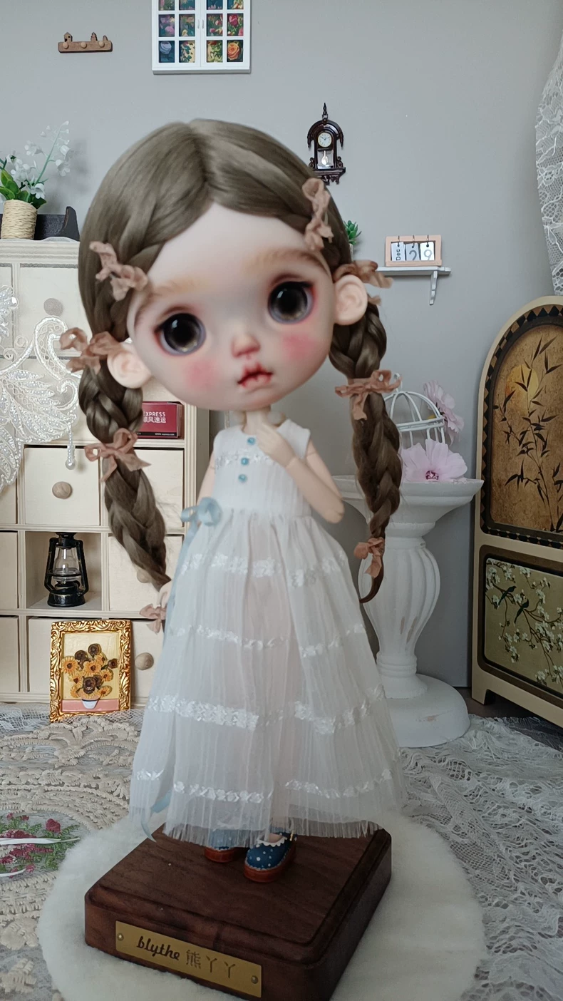 Elegant White Lace Blythe Doll Dress with Bow – Timeless & Playful Outfit for Collectors - Image 2
