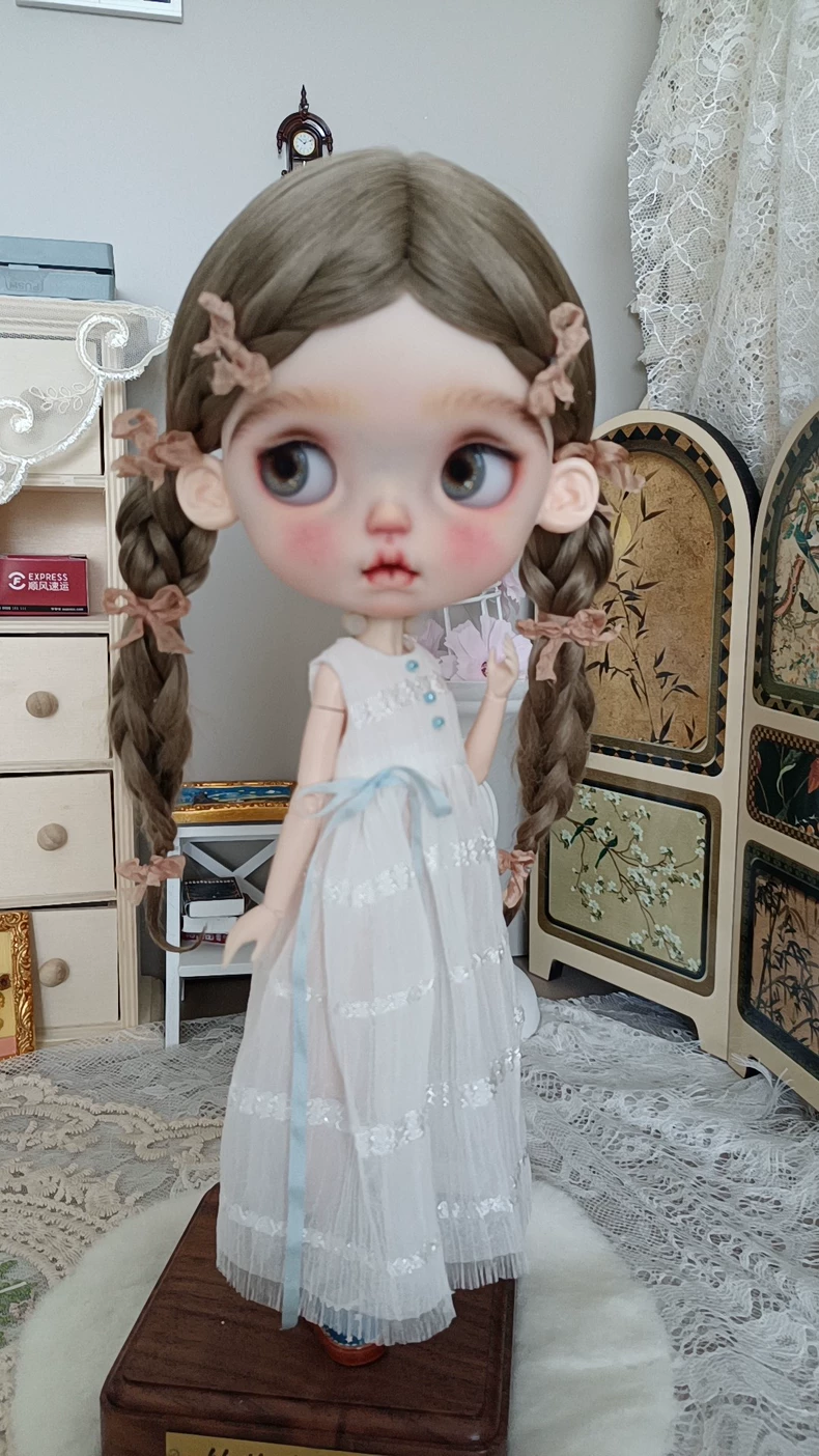 Elegant White Lace Blythe Doll Dress with Bow – Timeless & Playful Outfit for Collectors - Image 3