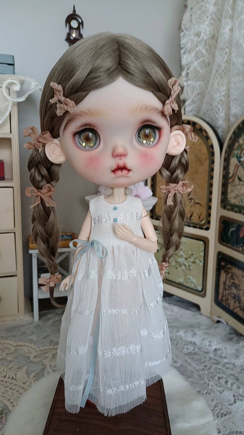 Elegant White Lace Blythe Doll Dress with Bow – Timeless & Playful Outfit for Collectors - Image 4
