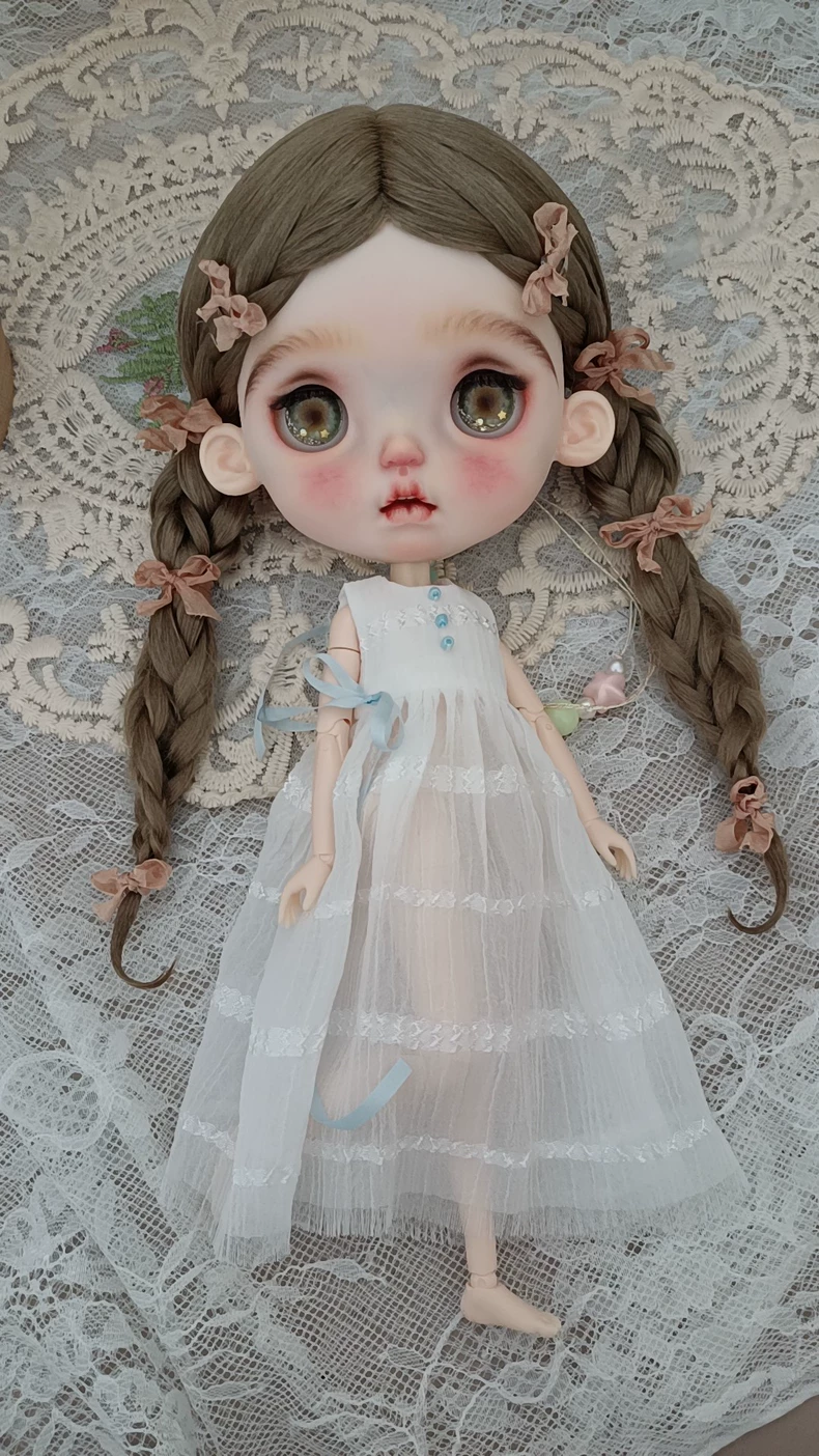 Elegant White Lace Blythe Doll Dress with Bow – Timeless & Playful Outfit for Collectors - Image 5