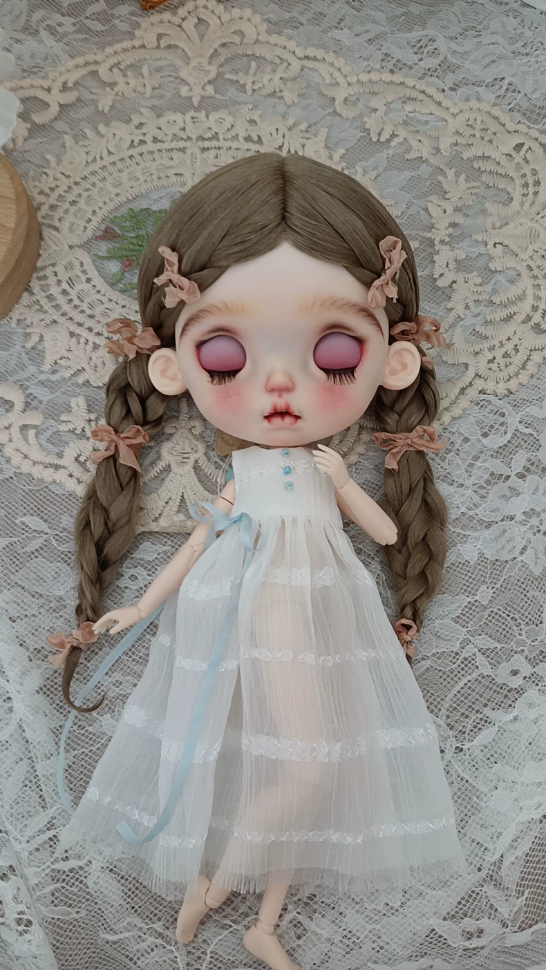 Elegant White Lace Blythe Doll Dress with Bow – Timeless & Playful Outfit for Collectors - Image 6