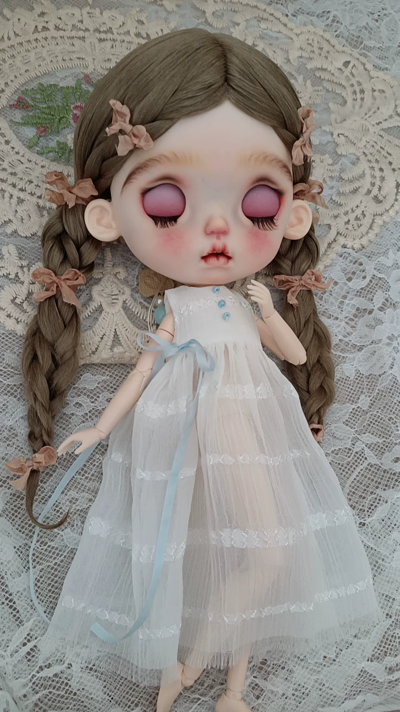 Elegant White Lace Blythe Doll Dress with Bow – Timeless & Playful Outfit for Collectors - Image 7