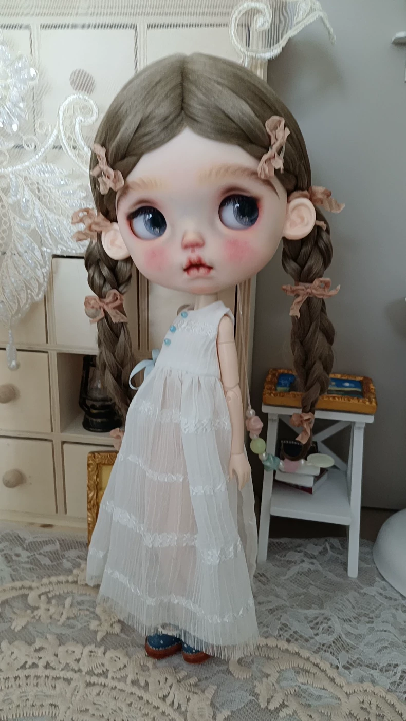 Elegant White Lace Blythe Doll Dress with Bow – Timeless & Playful Outfit for Collectors - Image 8