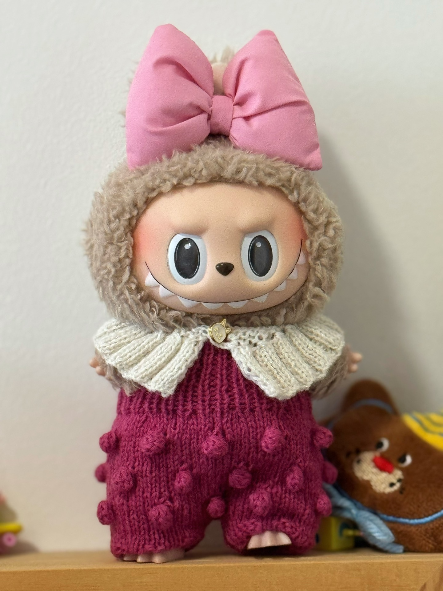 Handmade Knit Outfit for 17cm Labubu Doll – Cozy Sweater, Scarf & Bow – Vibrant & Durable - Image 1