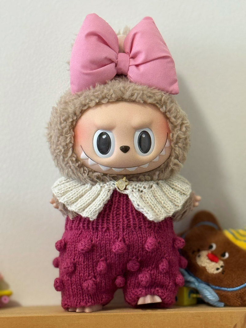 Handmade Knit Outfit for 17cm Labubu Doll – Cozy Sweater, Scarf & Bow – Vibrant & Durable - Image 1