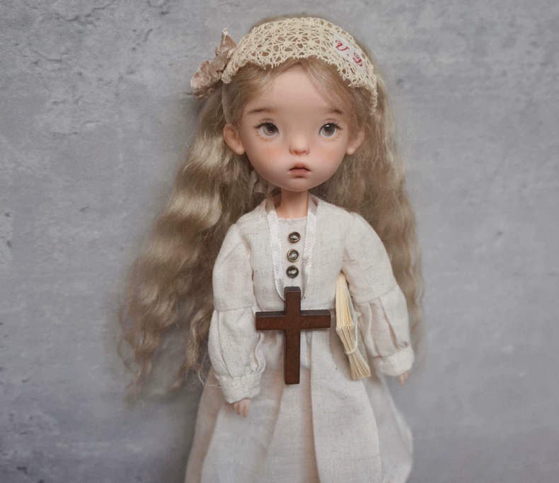 Vintage Blythe Doll Outfit: Lace-Detailed Linen Dress with Retro Accessories for BJD & Collectors - Image 1
