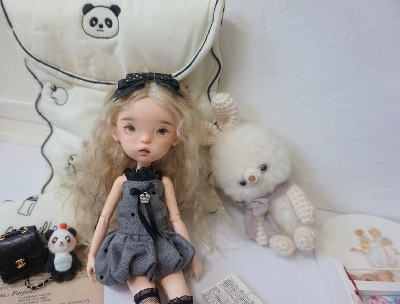 Elegant Grey Polka Dot Blythe Doll Dress with Black Lace Socks & Silk Hair Clip for BJD Collectors - Image 2