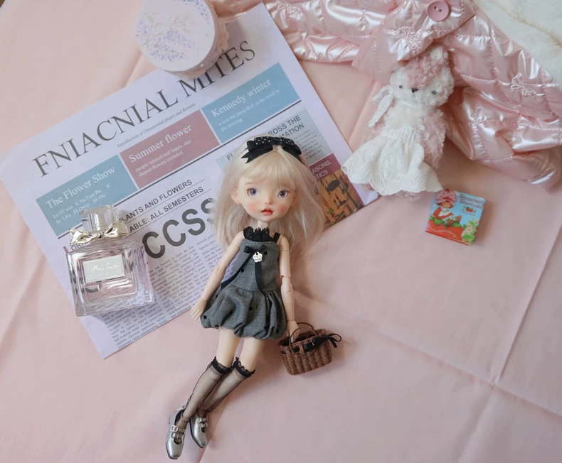 Elegant Grey Polka Dot Blythe Doll Dress with Black Lace Socks & Silk Hair Clip for BJD Collectors - Image 5
