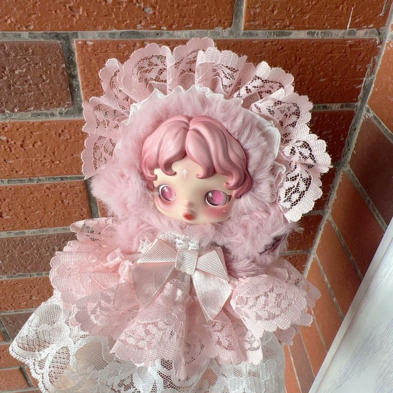 Elegant Pink Lace Dress Set for Skullpanda Dolls – Delicate 2nd Gen Outfit with Hair Accessory - Image 2