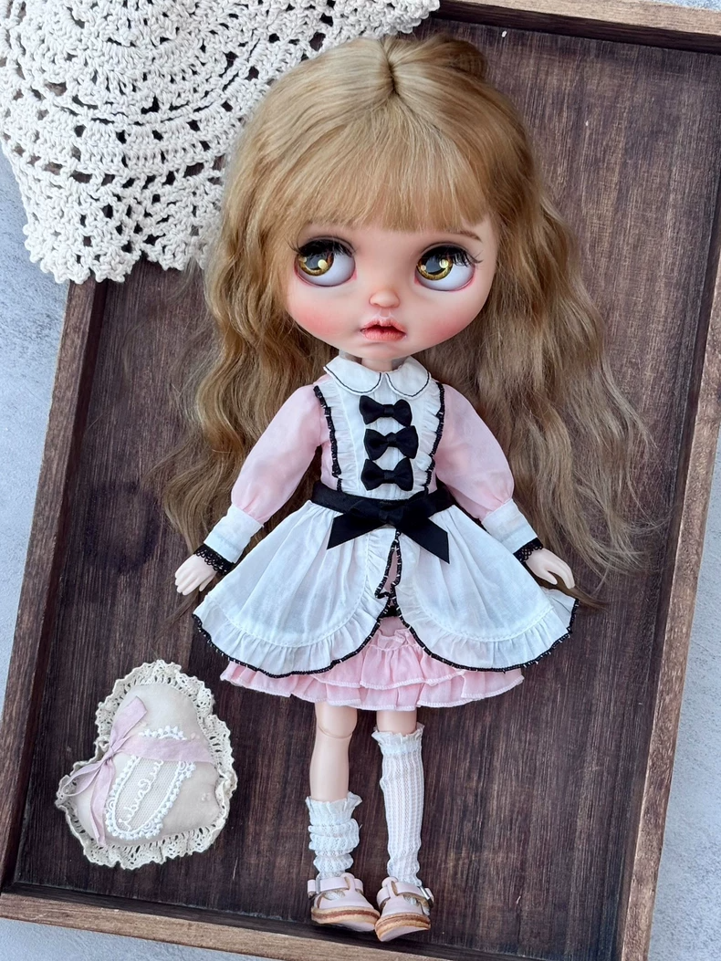 Vintage Elegance BLYTHE Doll Outfit – Luxe Maid Dress with Lace & Bows, Pink & White Collector’s Set - Image 1