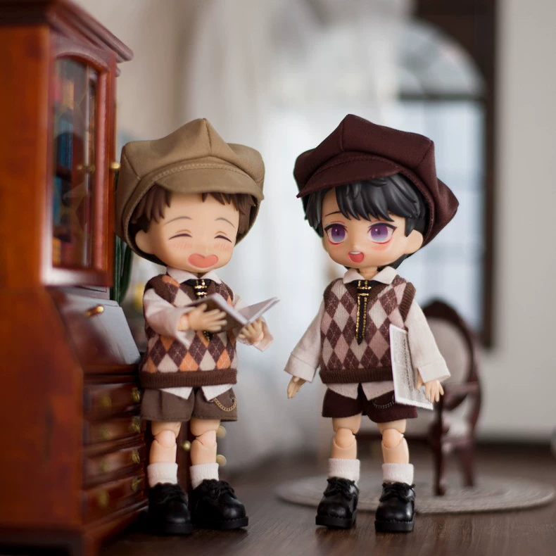 Stylish College-Inspired OB11 Doll Outfit: Argyle Vest, Beret & Tailored Shorts - Image 1