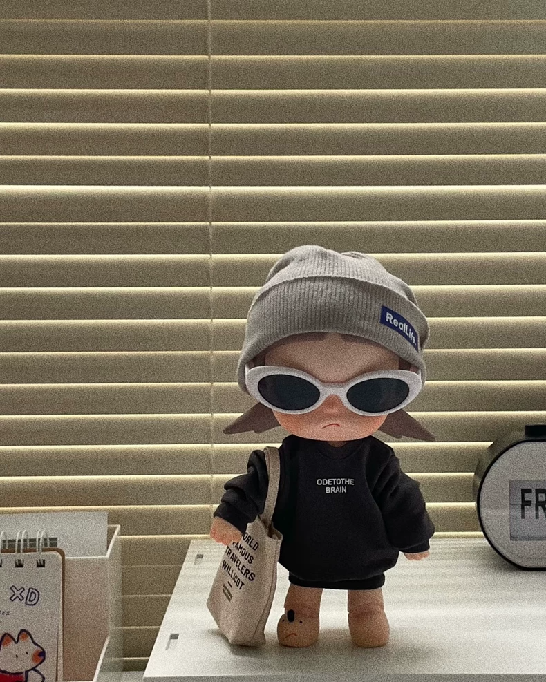 Zsiga BJD 1/8 Hoodie Set: Stylish Doll Outfit with Beanie, Sunglasses & Tote Bag - Image 2