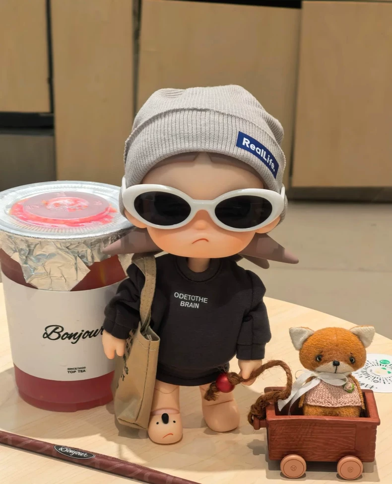Zsiga BJD 1/8 Hoodie Set: Stylish Doll Outfit with Beanie, Sunglasses & Tote Bag - Image 7
