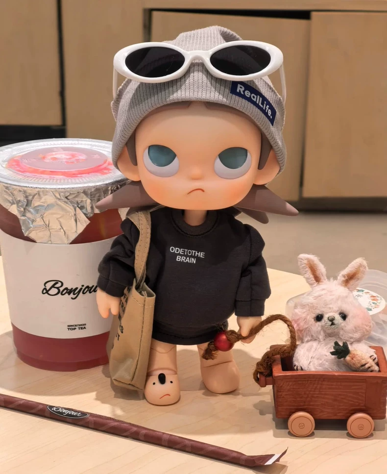 Zsiga BJD 1/8 Hoodie Set: Stylish Doll Outfit with Beanie, Sunglasses & Tote Bag - Image 8