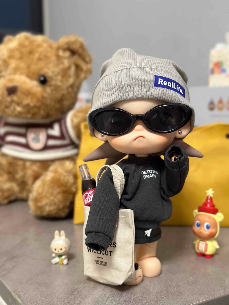 Zsiga BJD 1/8 Hoodie Set: Stylish Doll Outfit with Beanie, Sunglasses & Tote Bag - Image 9