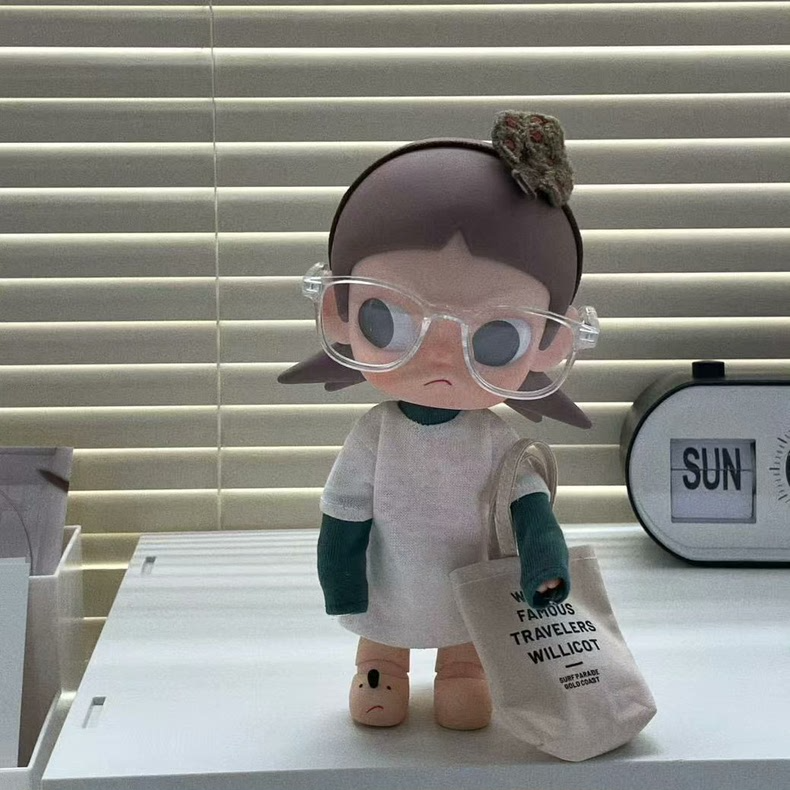 Zsiga BJD 1/8 Premium Outfit Set: Stylish Hoodie, Fashion Bag & Trendy Sunglasses - Image 1