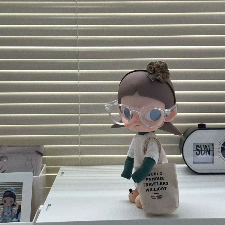 Zsiga BJD 1/8 Premium Outfit Set: Stylish Hoodie, Fashion Bag & Trendy Sunglasses - Image 2