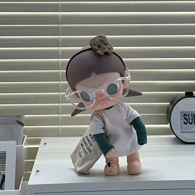 Zsiga BJD 1/8 Premium Outfit Set: Stylish Hoodie, Fashion Bag & Trendy Sunglasses - Image 5