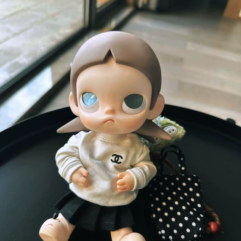 Elegant Zsiga BJD 1/8 Doll Outfit - Chanel-Style Hoodie & Pleated Skirt Set with Handbag for Collectors - Image 4