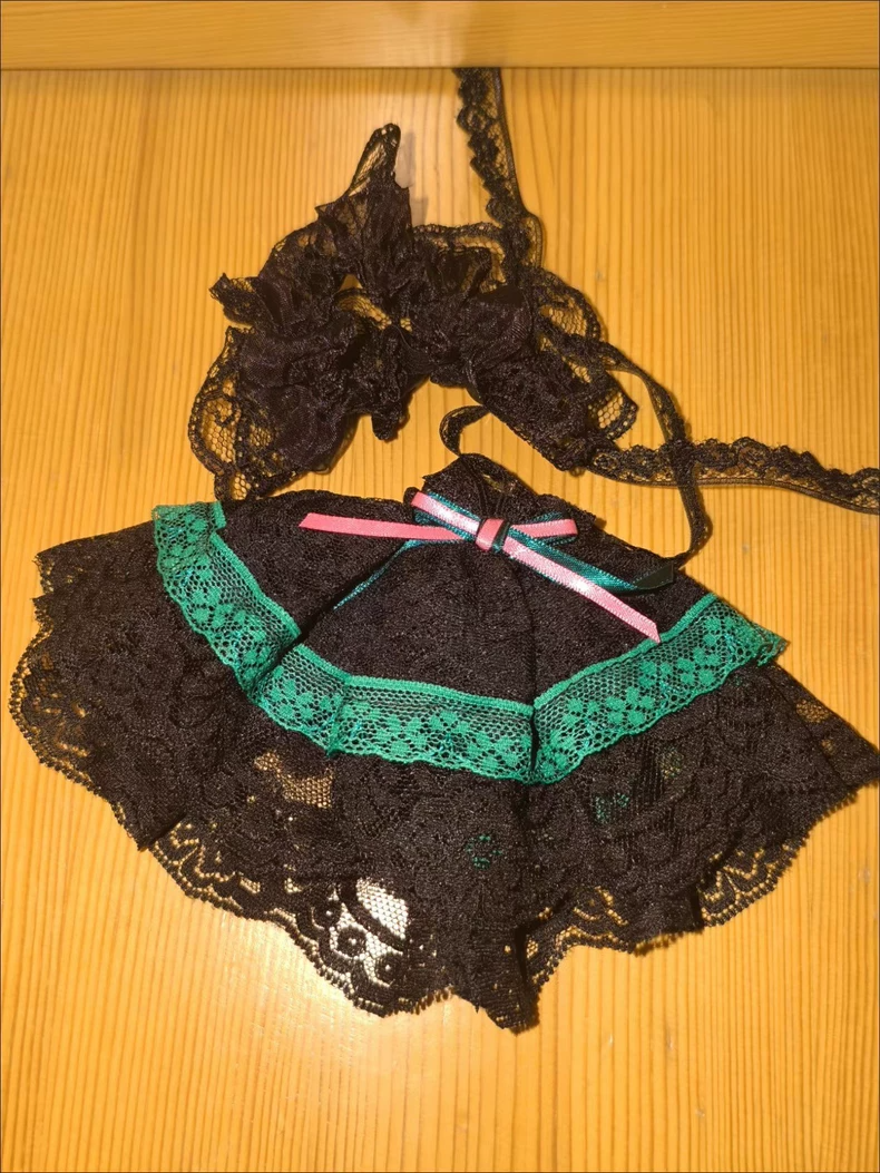 Skullpanda Winter Collection: Exquisite Black Lace & Green Fur Doll Outfit for Collectors - Image 5