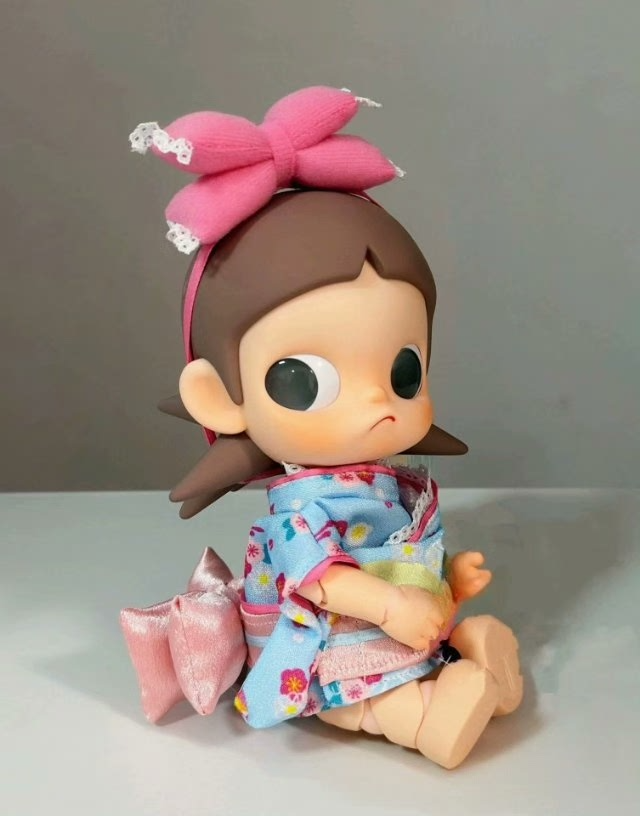 Traditional Japanese Kimono Outfit for Zsiga BJD 1/8 Doll - Floral Elegance & Headpiece - Image 1