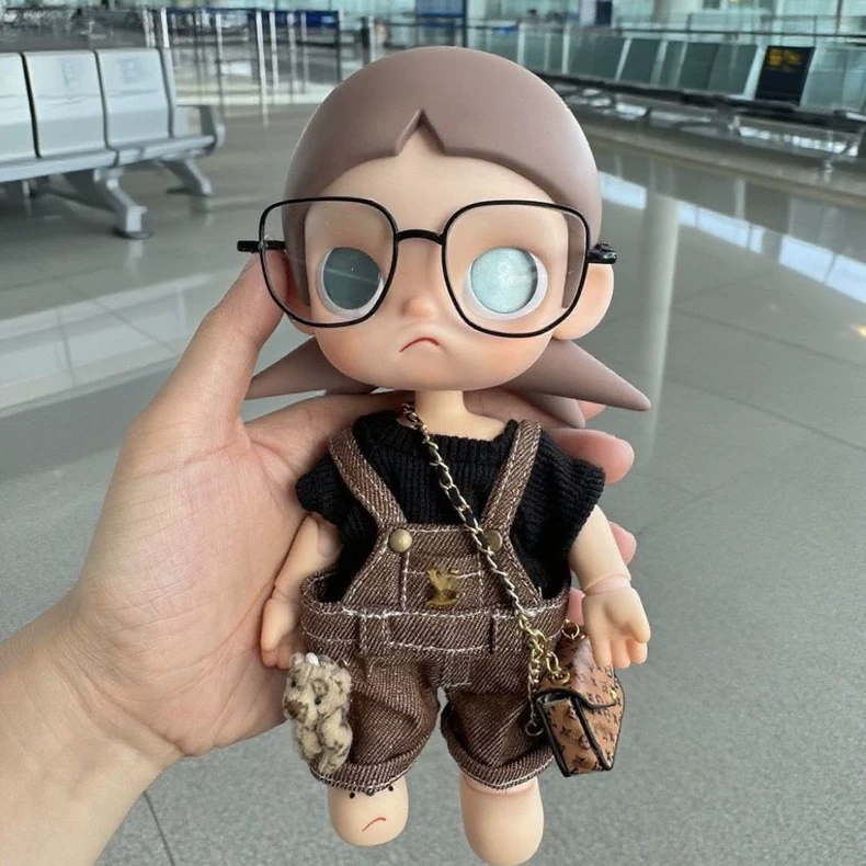 Chic Zsiga BJD 1/8 Doll Outfit - Black T-Shirt, Brown Overalls, Chain Bag & Glasses for Stylish Customization - Image 1