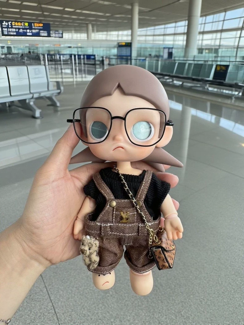 Chic Zsiga BJD 1/8 Doll Outfit - Black T-Shirt, Brown Overalls, Chain Bag & Glasses for Stylish Customization - Image 2